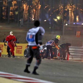 Děsivé obrázky nabídl nedělní závod formule 1 v Bahrajnu. Romain Grosjean přežil vlastní smrt.