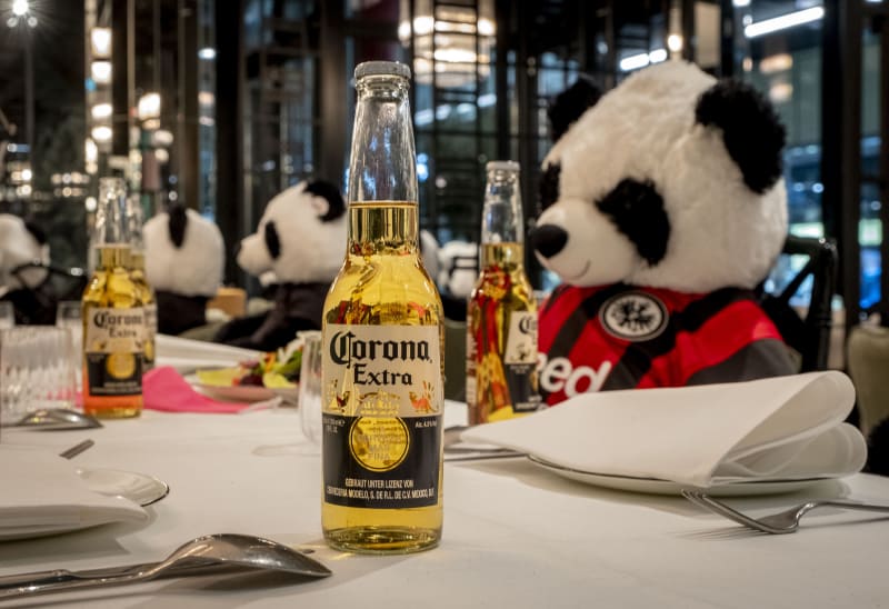 Majitel restaurace ke stolům namísto lidí usazuje pandy.