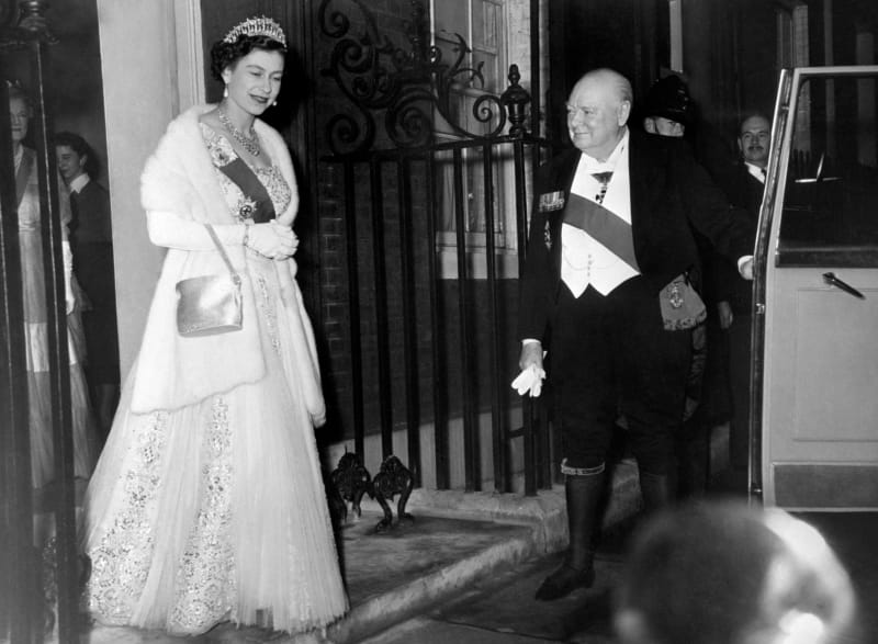 Královna Alžběta s někdejším britským premiérem Winstonem Churchillem.