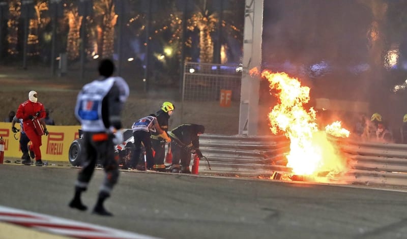 Hrůzu nahánějící obrázky nabídl závod formule 1 v Bahrajnu v roce 2020. Romain Grosjean přežil vlastní smrt.