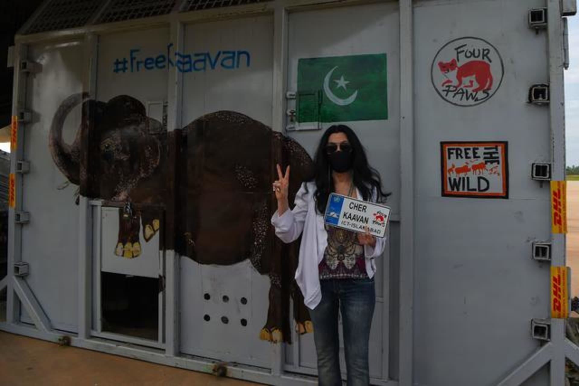 Do kampaně za propuštění Kaavana do azylu se zapojila i zpěvačka Cher.