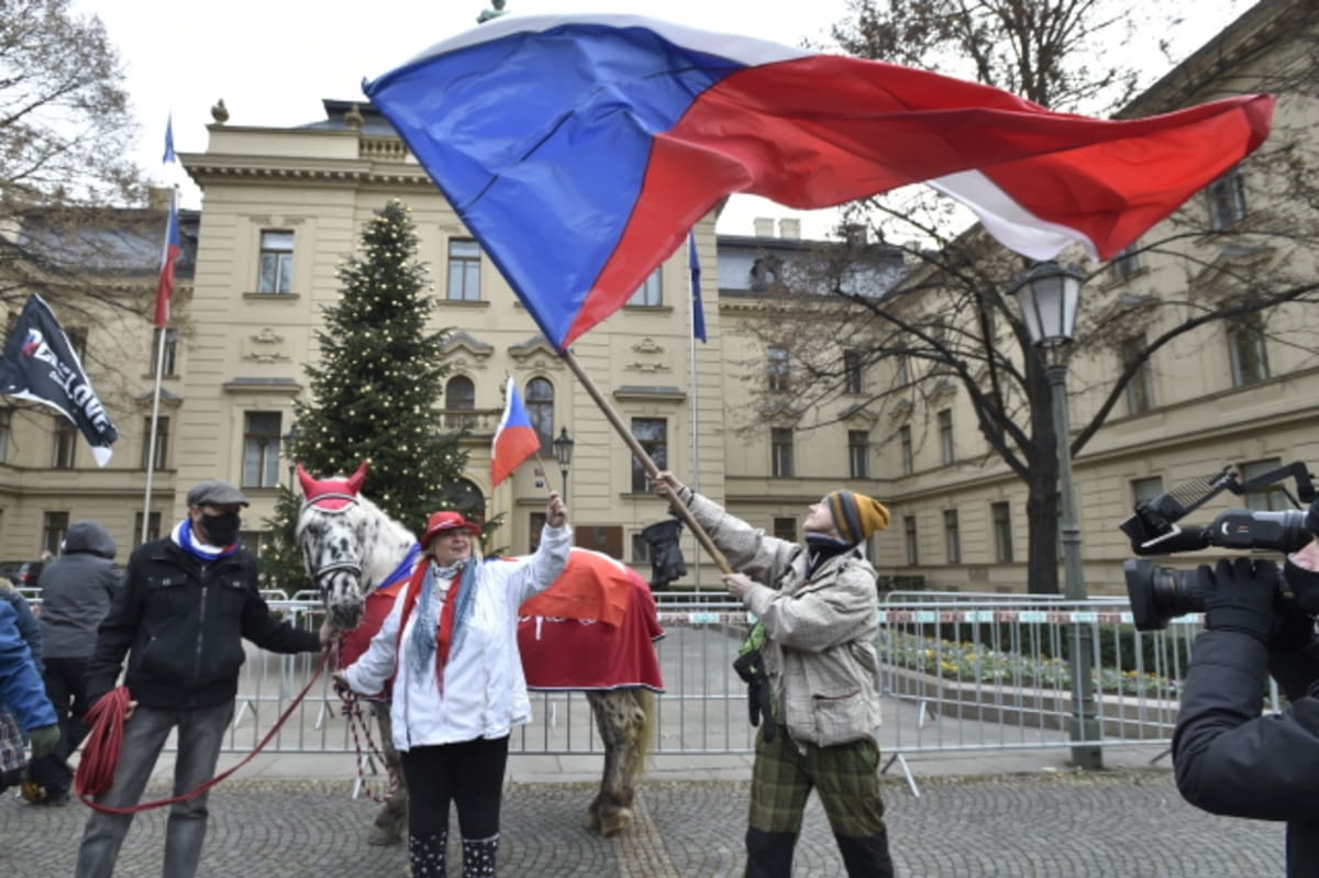 Zástupci podnikatelů a živnostníků v úterý u Strakovy akademie v Praze protestovali proti stylu vládnutí a rozhodování české vlády. Akci svolaly Podnikatelské odbory.