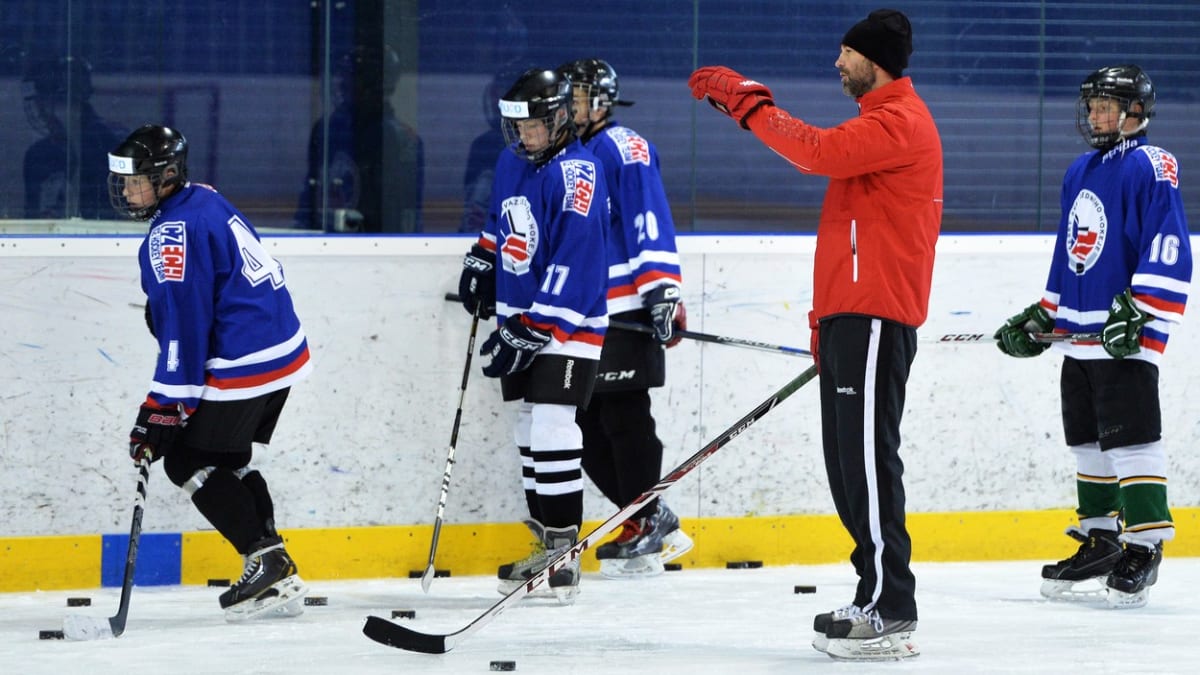 Trenér hokejové reprezentace Filip Pešán je zklamaný z toho, že amatéři, tedy i děti, mohou od čtvrtka trénovat v halách pouze s rouškami. 
