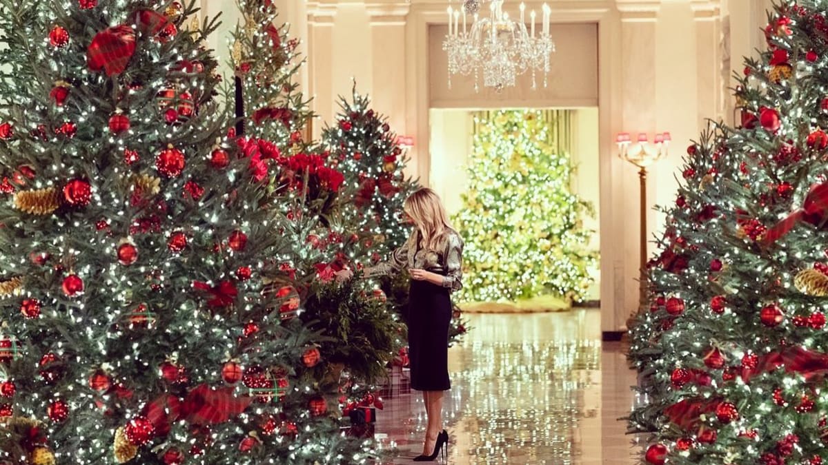 Chodby Bílého domu lemují menší stromy sladěné do červené barvy symbolizující hrdost a statečnost.