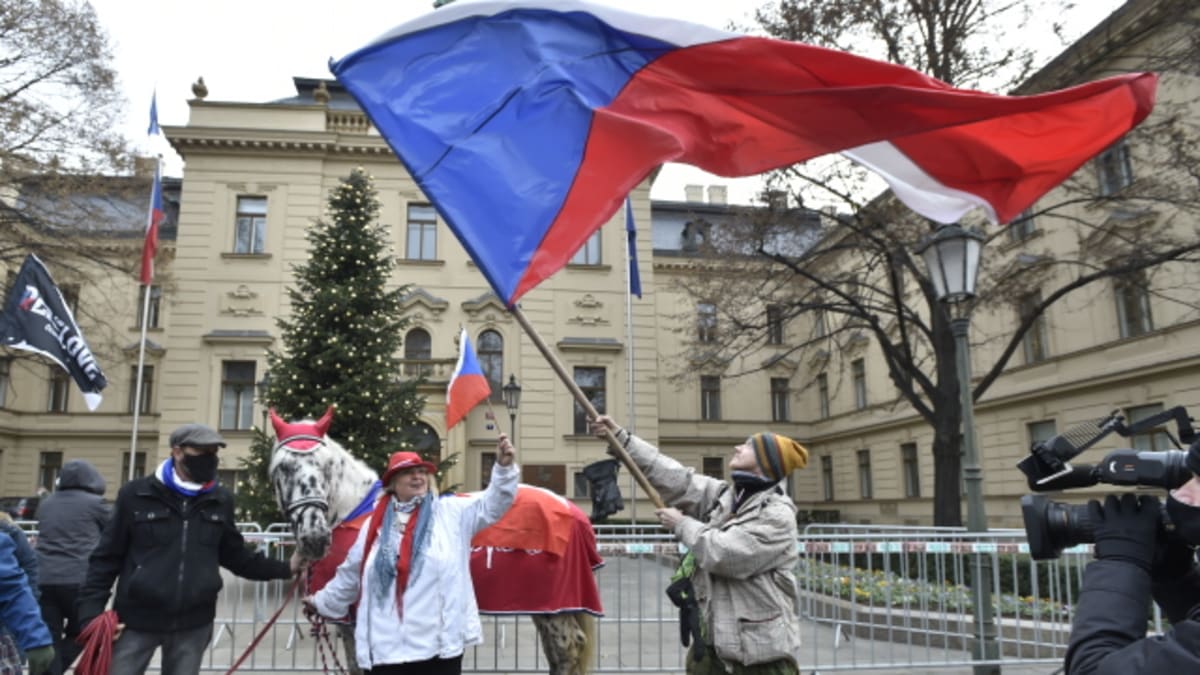 Zástupci podnikatelů a živnostníků v úterý u Strakovy akademie v Praze protestovali proti stylu vládnutí a rozhodování české vlády. Akci svolaly Podnikatelské odbory.