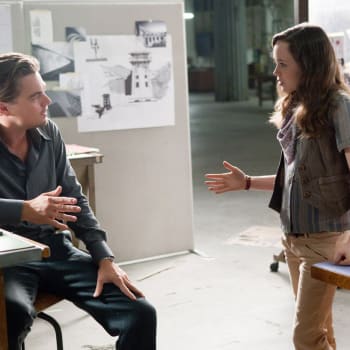 Ellen Pageová a Leonardo DiCaprio ve filmu Počátek