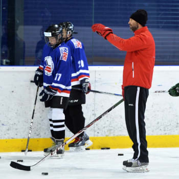 Trenér hokejové reprezentace Filip Pešán je zklamaný z toho, že amatéři, tedy i děti, mohou od čtvrtka v halách trénovat pouze s rouškami