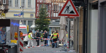 Při útoku v Německu zemřelo pět lidí včetně dítěte. Auto najelo do davu na pěší zóně