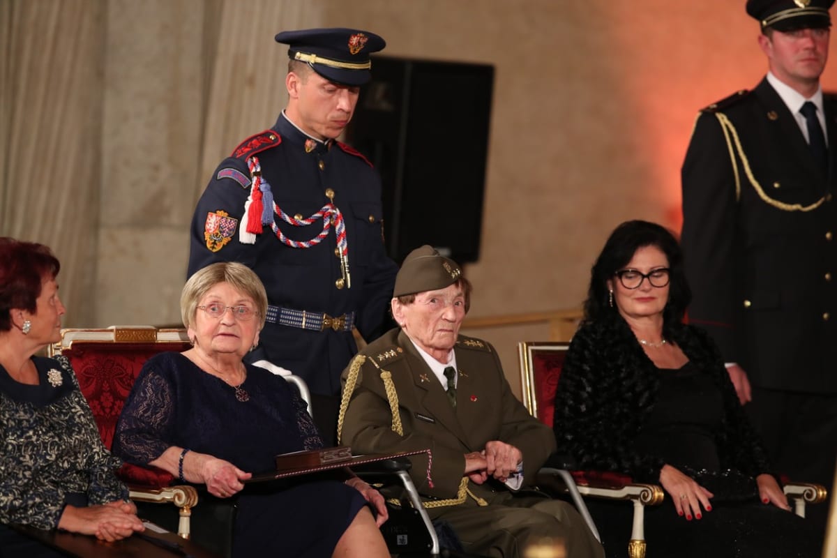 Válečná veteránka Jarmila Halbrštátová (druhá zprava) při udílení státního vyznamenání v roce 2017 (autor: Tonda Tran/CNC)