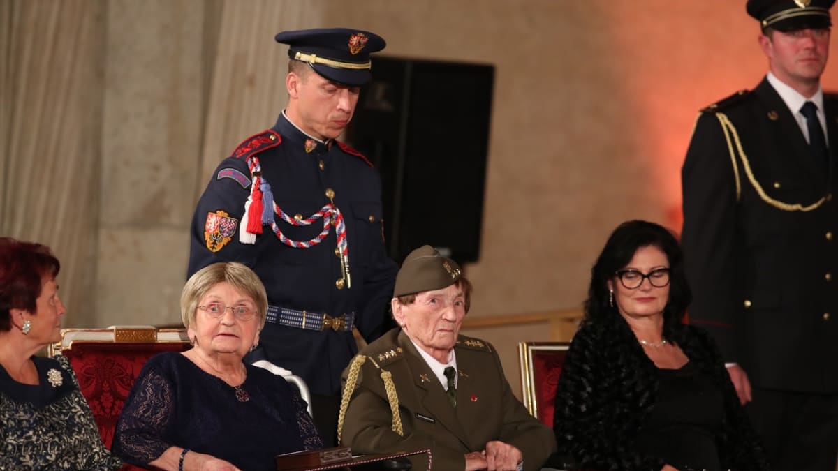 Válečná veteránka Jarmila Halbrštátová (druhá zprava) při udílení státního vyznamenání v roce 2017 (autor: Tonda Tran/CNC)