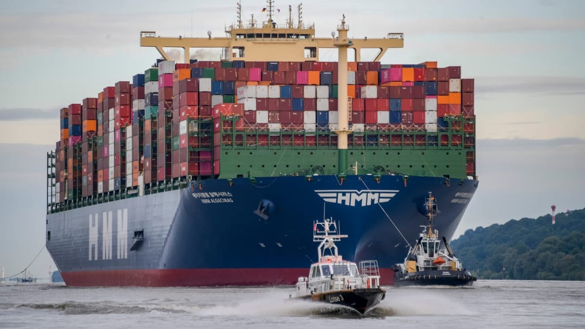 Námořní kontejnerová doprava vázne kvůli tomu, že se prázdné kontejnery hromadí v Evropě a Severní Americe.
