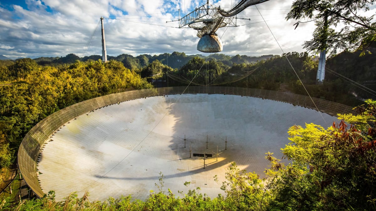 Radioteleskop Areciboa se používal k monitorování hvězd více než půl století.