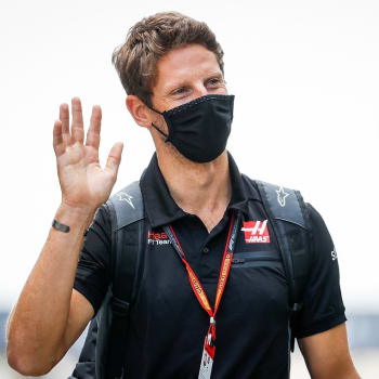 Po pouhých třech dnech mohl pilot Formule 1 Romain Grosjean opustit nemocnici. V ní byl s lehkými popáleninami rukou po děsivé nedělní nehodě při Grand Prix Bahrajnu.