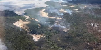 Pozemský ráj v plamenech. Australský ostrov Fraser hoří kvůli nelegálnímu táboráku