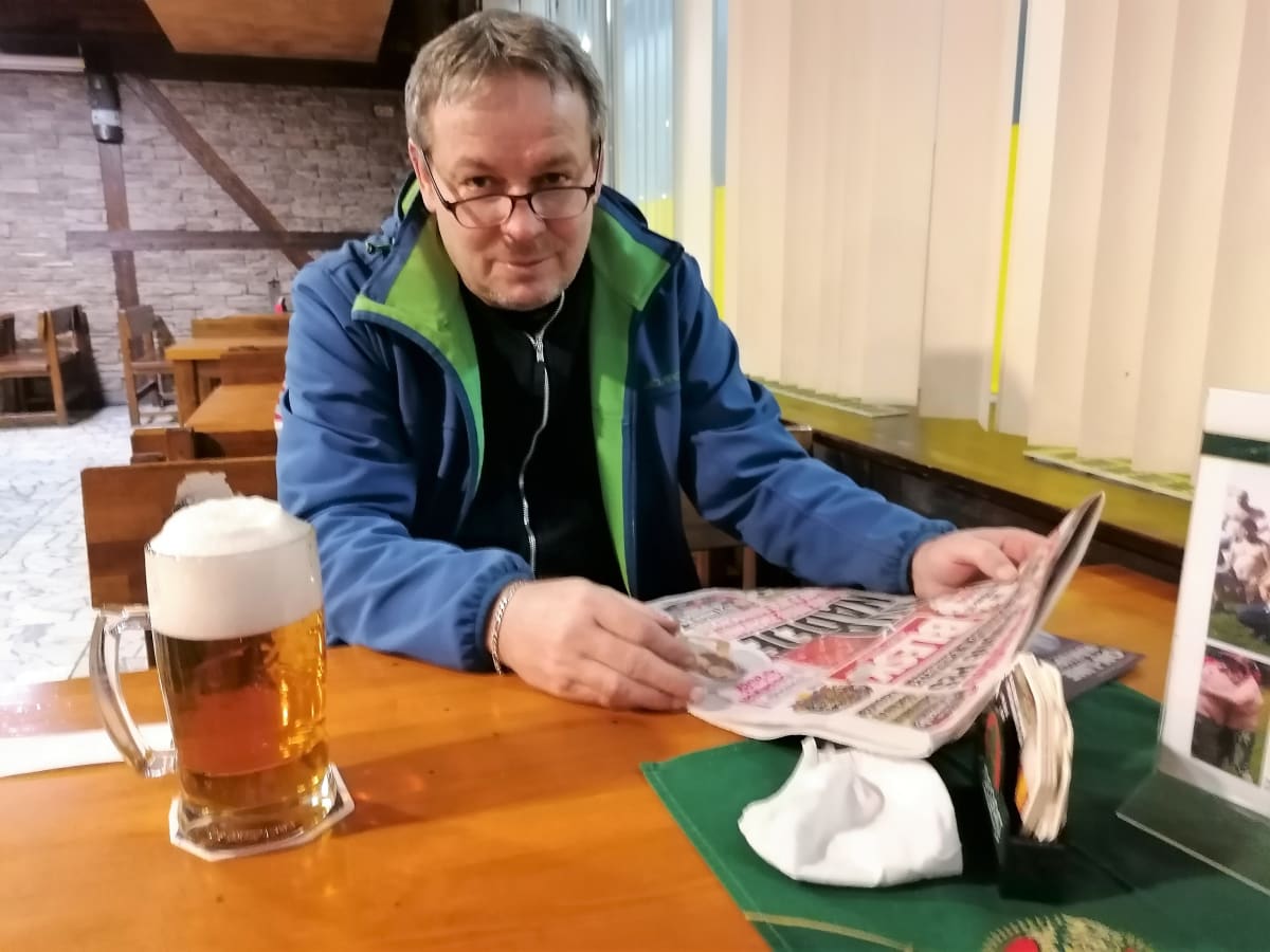 Roman Dluhoš obnovil starý rituál po noční směně na dráze. Pivo a ranní noviny. 