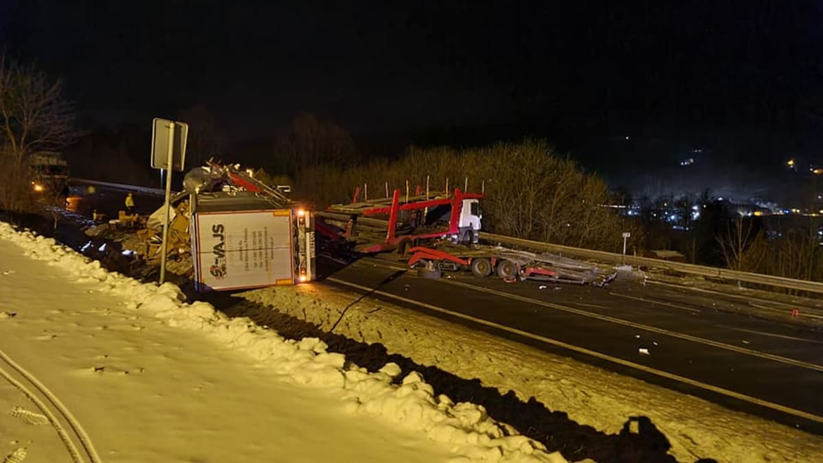 Nehoda dvou kamionů u Mostů u Jablunkova zablokovala silnici ke slovenským hranicím
