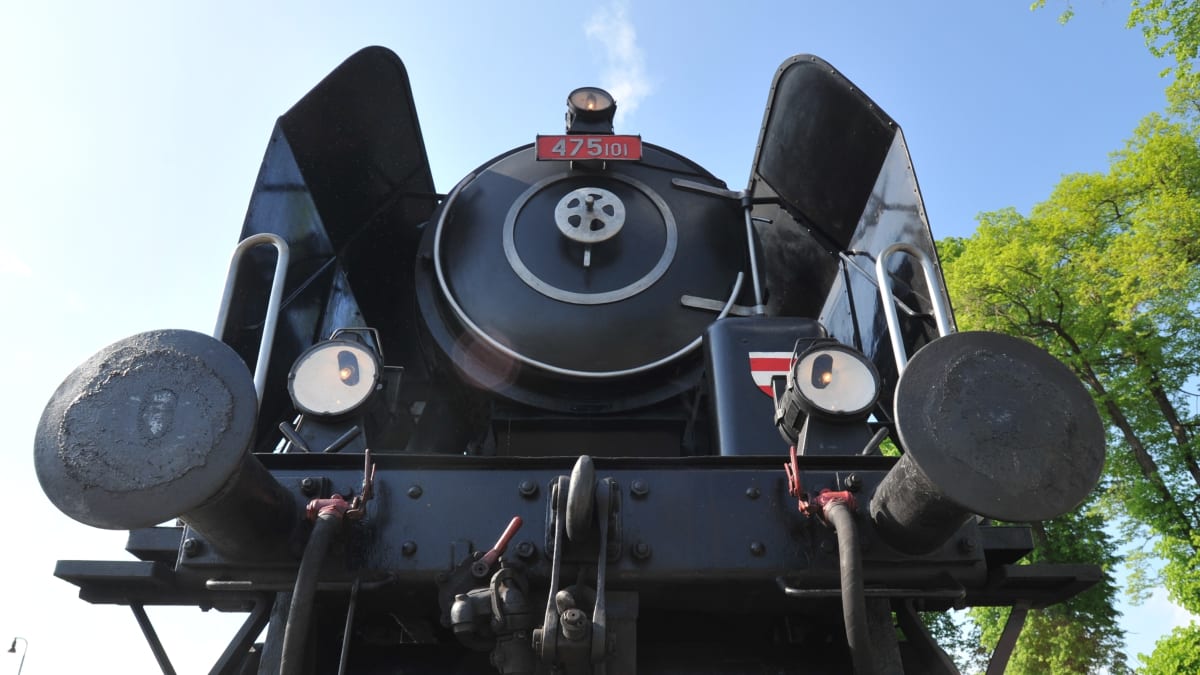 Vyjížďky historickými vlaky s parní lokomotivou jsou dodnes populární.
