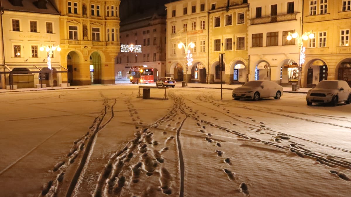 Sníh padal ve čtvrtek v časných ranních hodinách i v Českých Budějovicích.