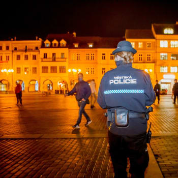 Pražští strážníci kontrolují dodržování protikoronavirových opatření (autor: Petr Lundák/Mafra). 