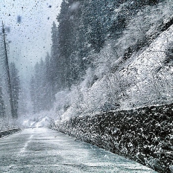Pozor na silnicích je třeba dávat nejen na čerstvý, mokrý sníh, ale i na ledovku a poryvy větru. (foto: pickpik.com)