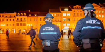 Praha: Nenošení roušek, pití alkoholu na veřejnosti. Strážníci rozdali stovky pokut