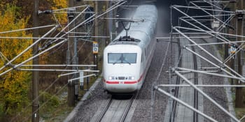 Žhářské útoky zastavily vlakové spoje v Německu. Bojujeme proti kapitalismu, tvrdí extremisté