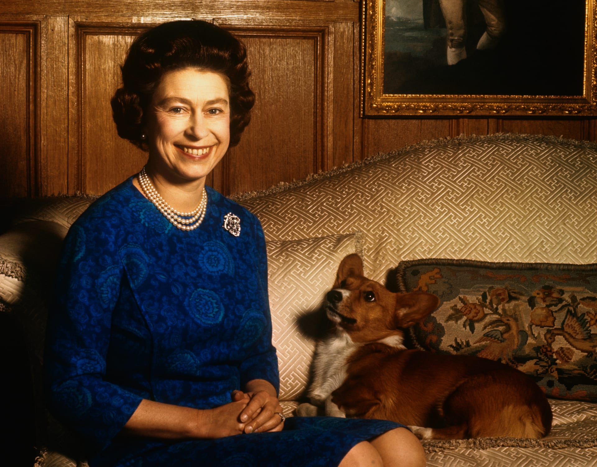 Královna v domě v Norfolku se svým corgim v roce 1970/Getty Images