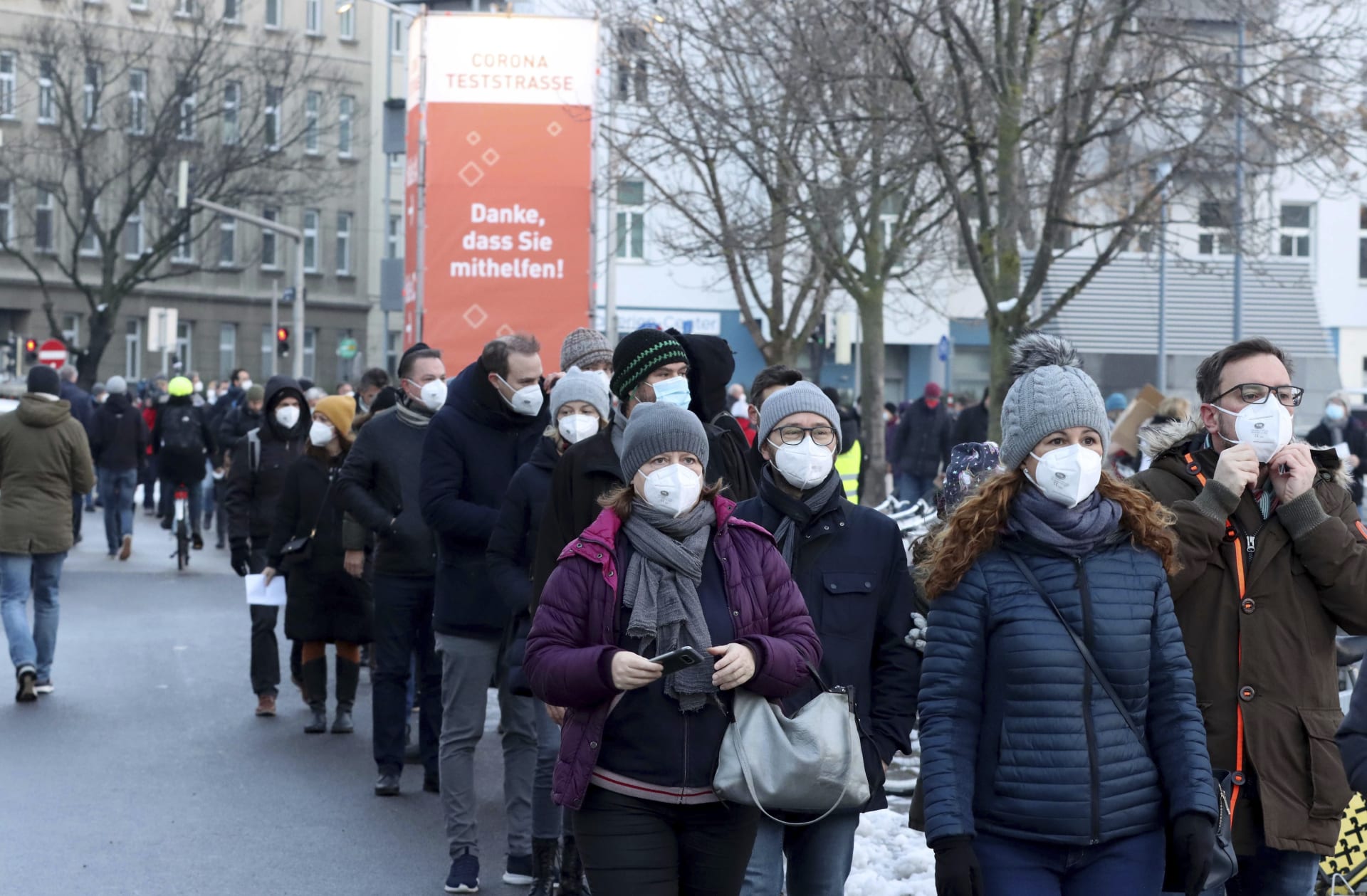 Obyvatelé Vídně stojí v řadě a čekají na testování na koronavirus.