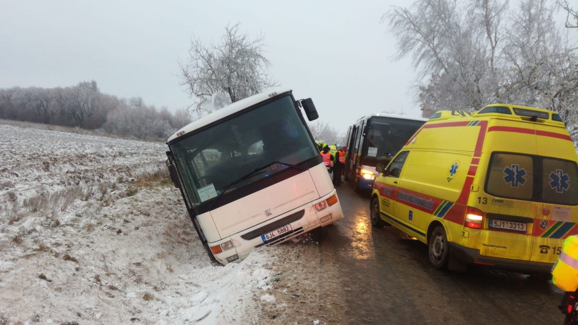 Autobus na Jihlavsku havaroval v pátek odpoledne.