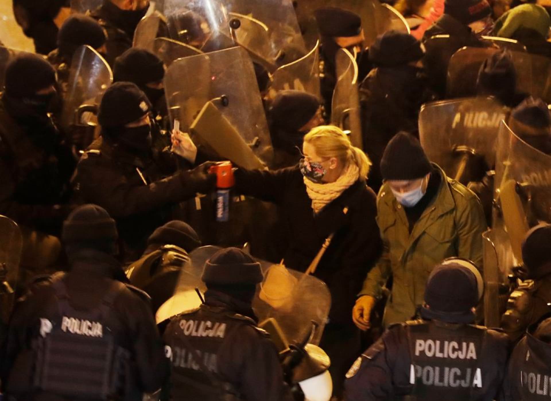 Poslankyně Barbara Nowacka během policejního ataku pepřovým sprejem. (Foto Facebook Gazety wyborcze)