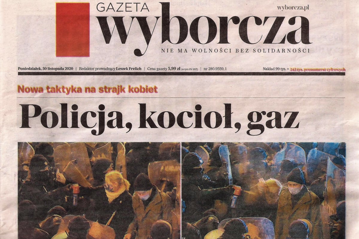 Policie, kotel, plyn. Polský deník Gazeta wyborcza zadokumentoval útok pepřovým sprejem vůči opoziční poslankyni Barabaře Nowacké.