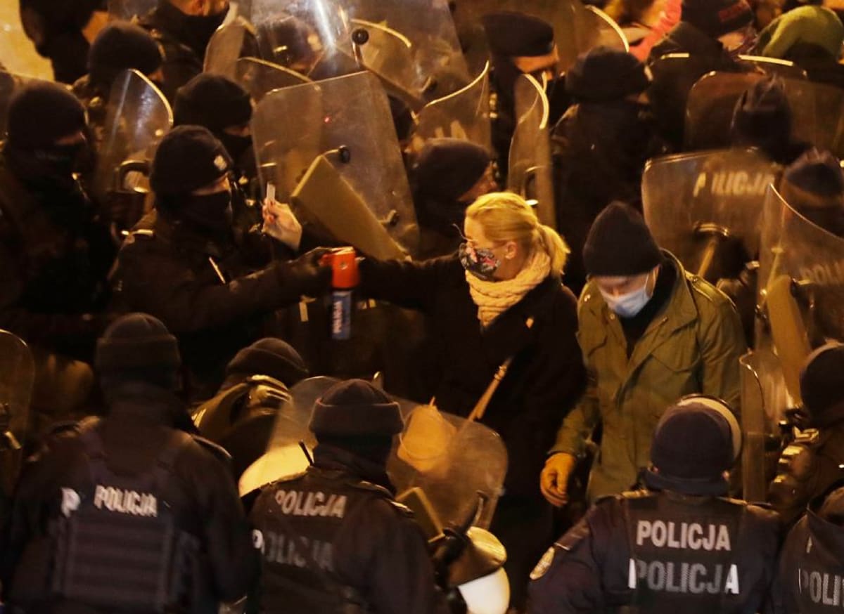 Poslankyně Barbara Nowacka během policejního ataku pepřovým sprejem. (Foto Facebook Gazety wyborcze)
