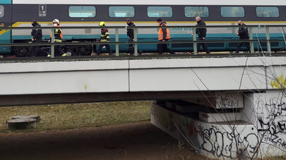Policejní mluvčí Michaela Raindlová zatím potvrdila, že policisté šetří tragickou událost na železniční trati. 
