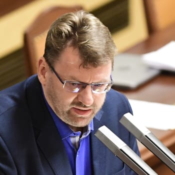 Nezařazený poslanec Lubomír Volný zastává názor, že nošení roušek a respirátorů při nákaze covidem zhoršuje lidské zdraví.