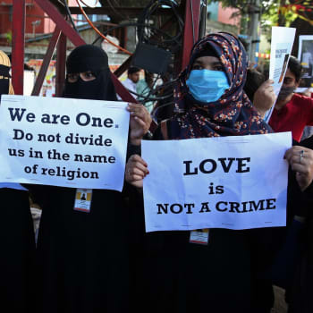 Demonstrace proti zákonu o džihádu lásky v indickém Bangalúru. 