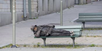Potkáte-li na ulici v mrazu člověka bez domova, volejte 156, prosí pražská charita