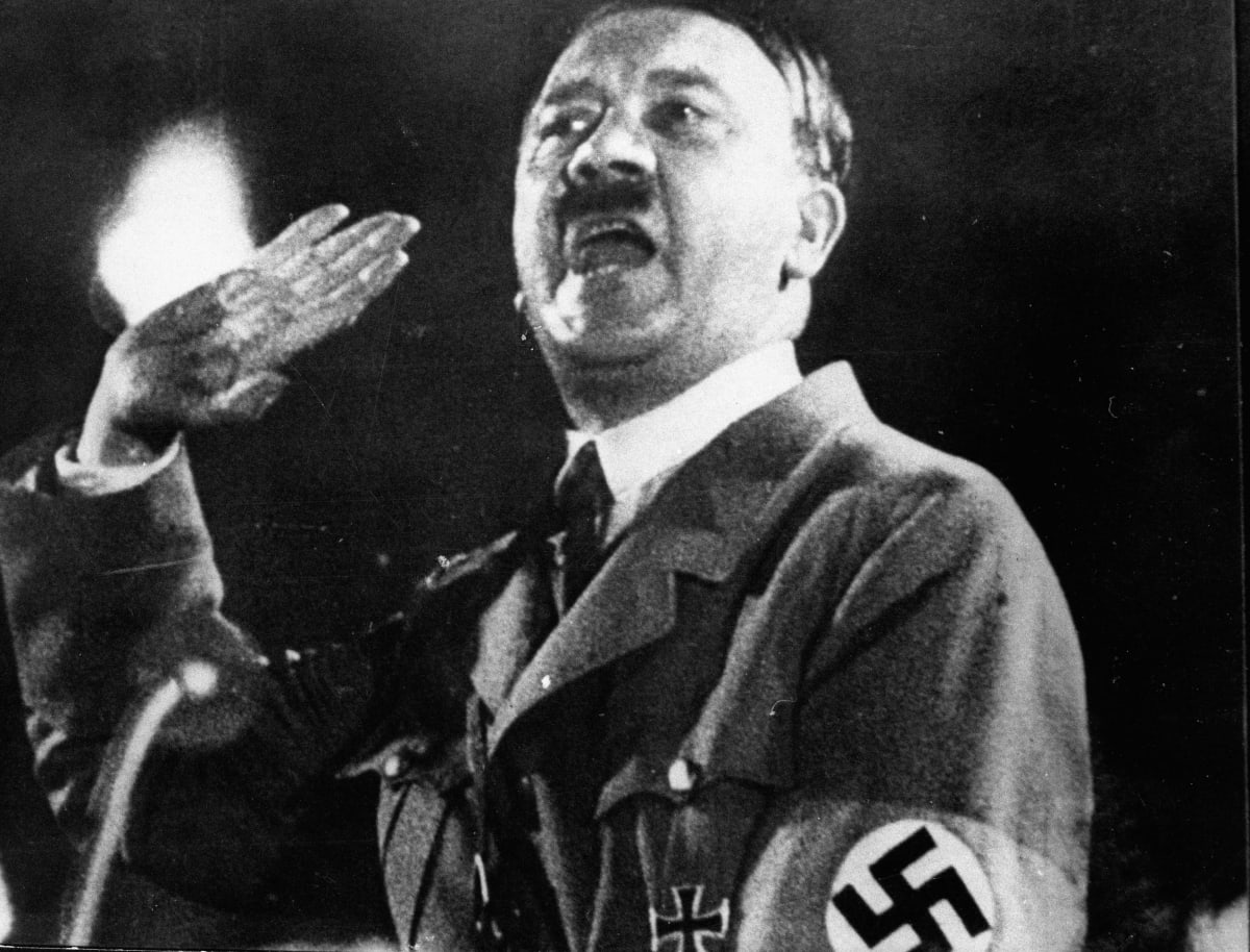 Pro své následovníky byl Adolf Hitler „čistě“ žijící muž, který se vyhýbal sexu, aby si udržel vrchol fyzické zdatnosti. 