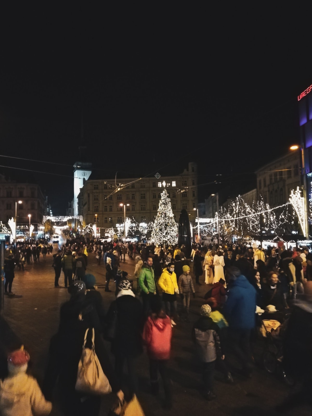 V Brně se nespočet lidí vydalo na vánoční trhy.