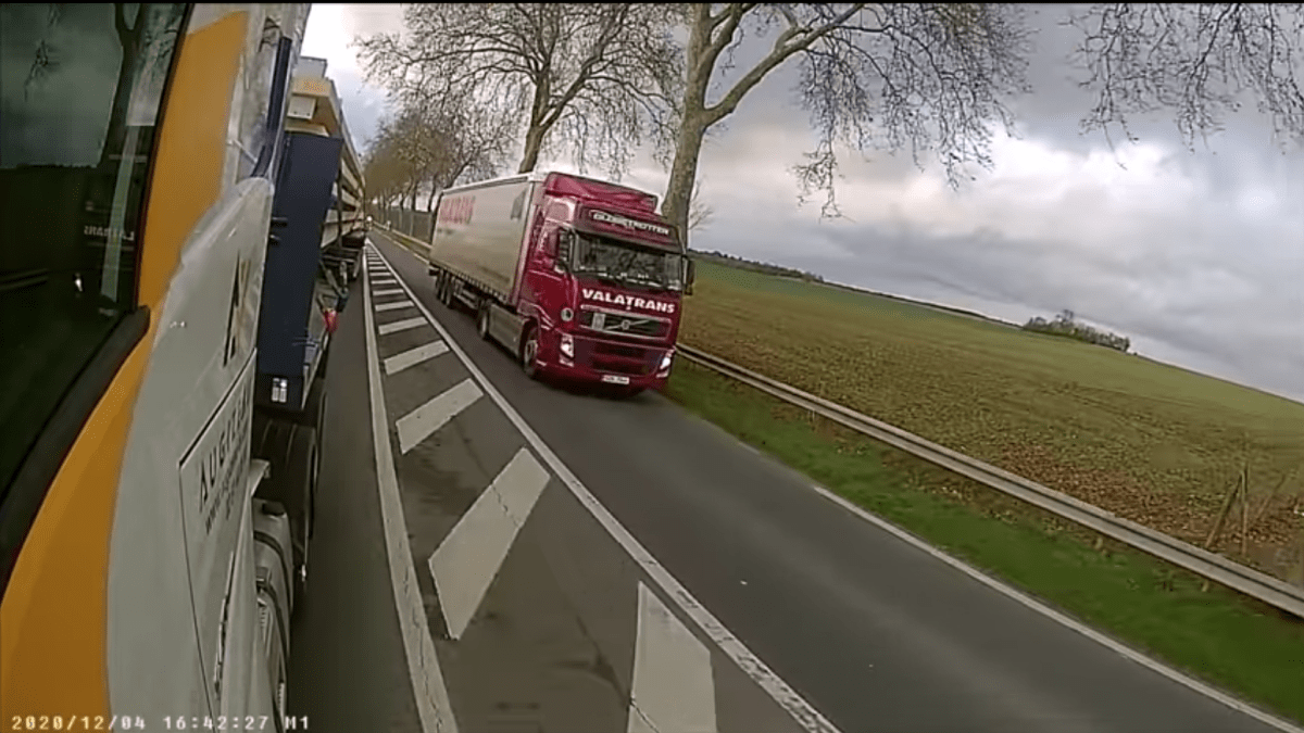 Český řidič kamionu se po Francii proháněl v protisměru.