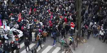 Ve Francii propuklo násilí. Občané přitom protestují proti policejní brutalitě