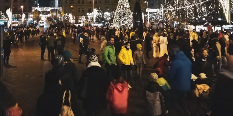 V Brně se nespočet lidí vydalo na vánoční trhy.
