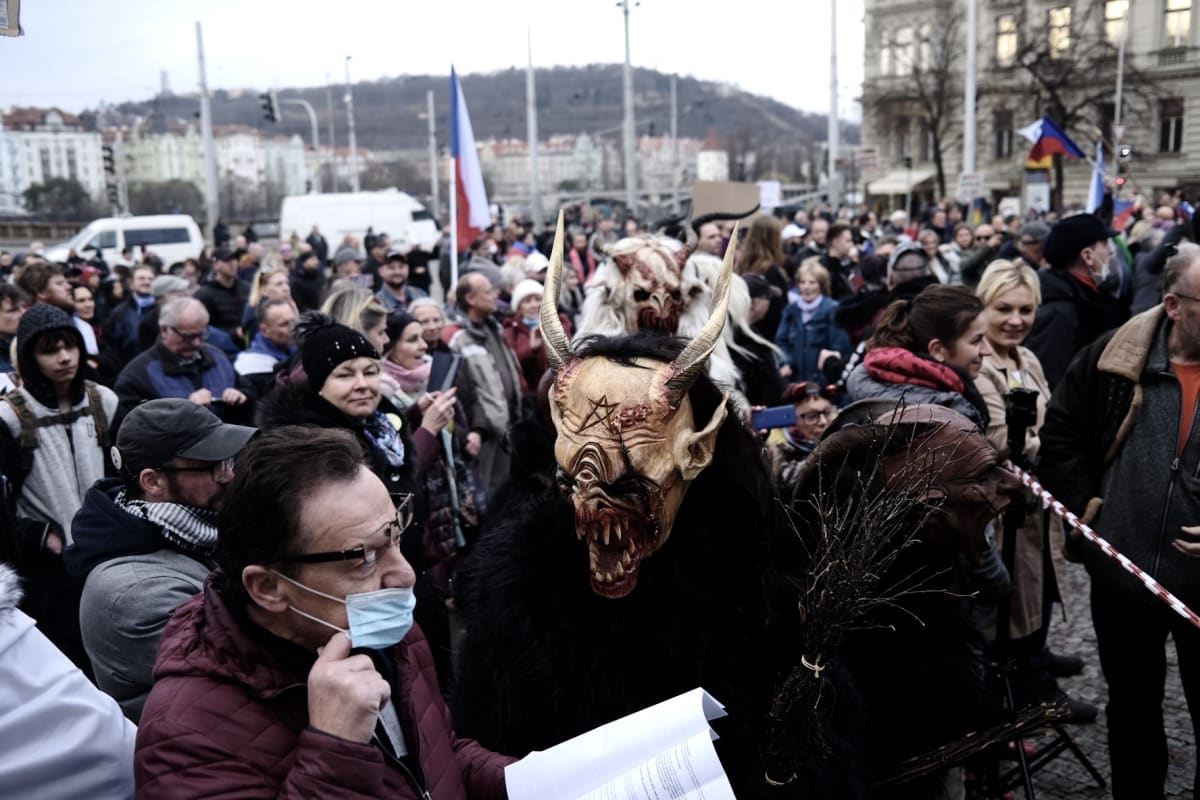 Organizátoři účastníky vyzvali, aby přišli v maskách Mikulášů, andělů a čertů.