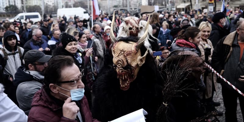 Organizátoři účastníky vyzvali, aby přišli v maskách Mikulášů, andělů a čertů.