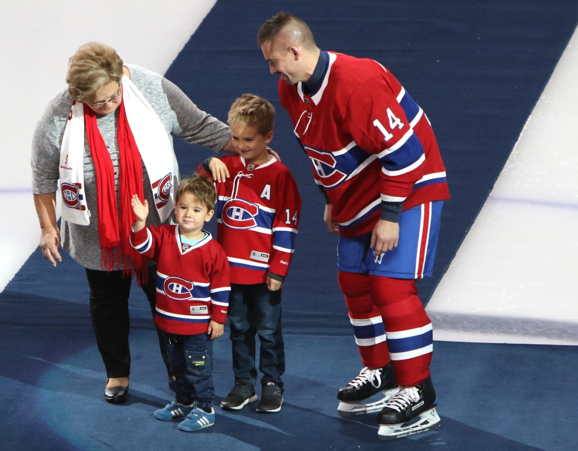 Tisící zápas v NHL oslavil Tomáš Plěkanec se syny a maminkou. Hala mu tleskala ve stoje. (17. října 2018)