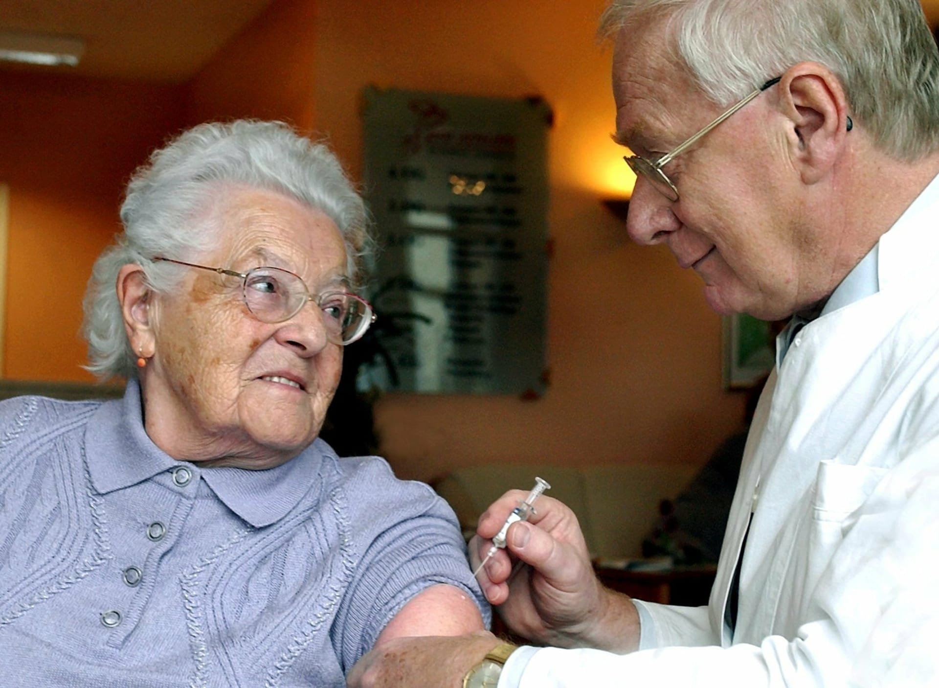 Mají čeští senioři důvod k obavám z vakcíny poté, co z Norska přišly zprávy o úmrtí lidí nad 80 let v souvislosti s očkováním? (Ilustrační foto)