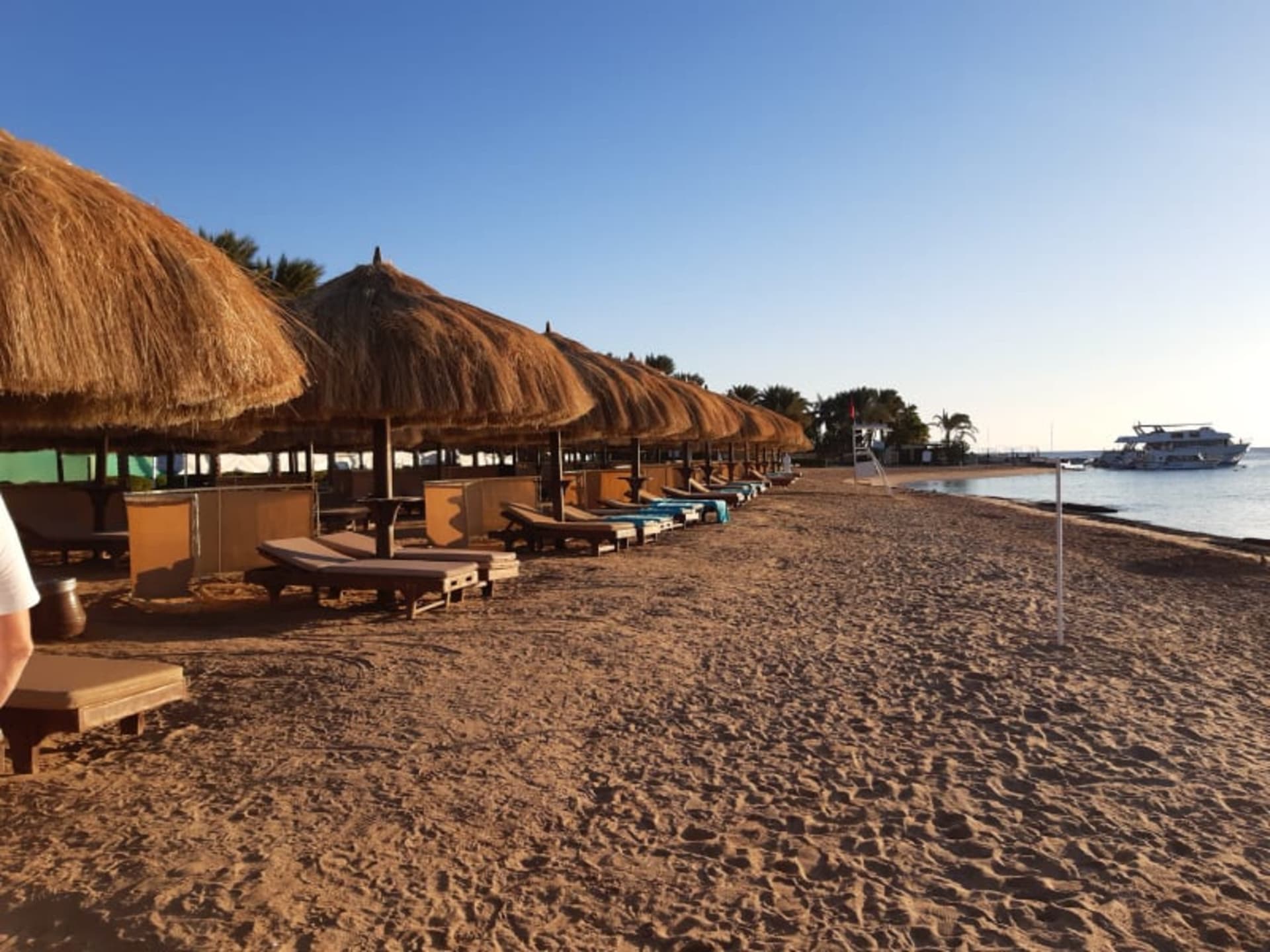 Pláž při egyptském resortu Sunrise Royal Makadi Resort