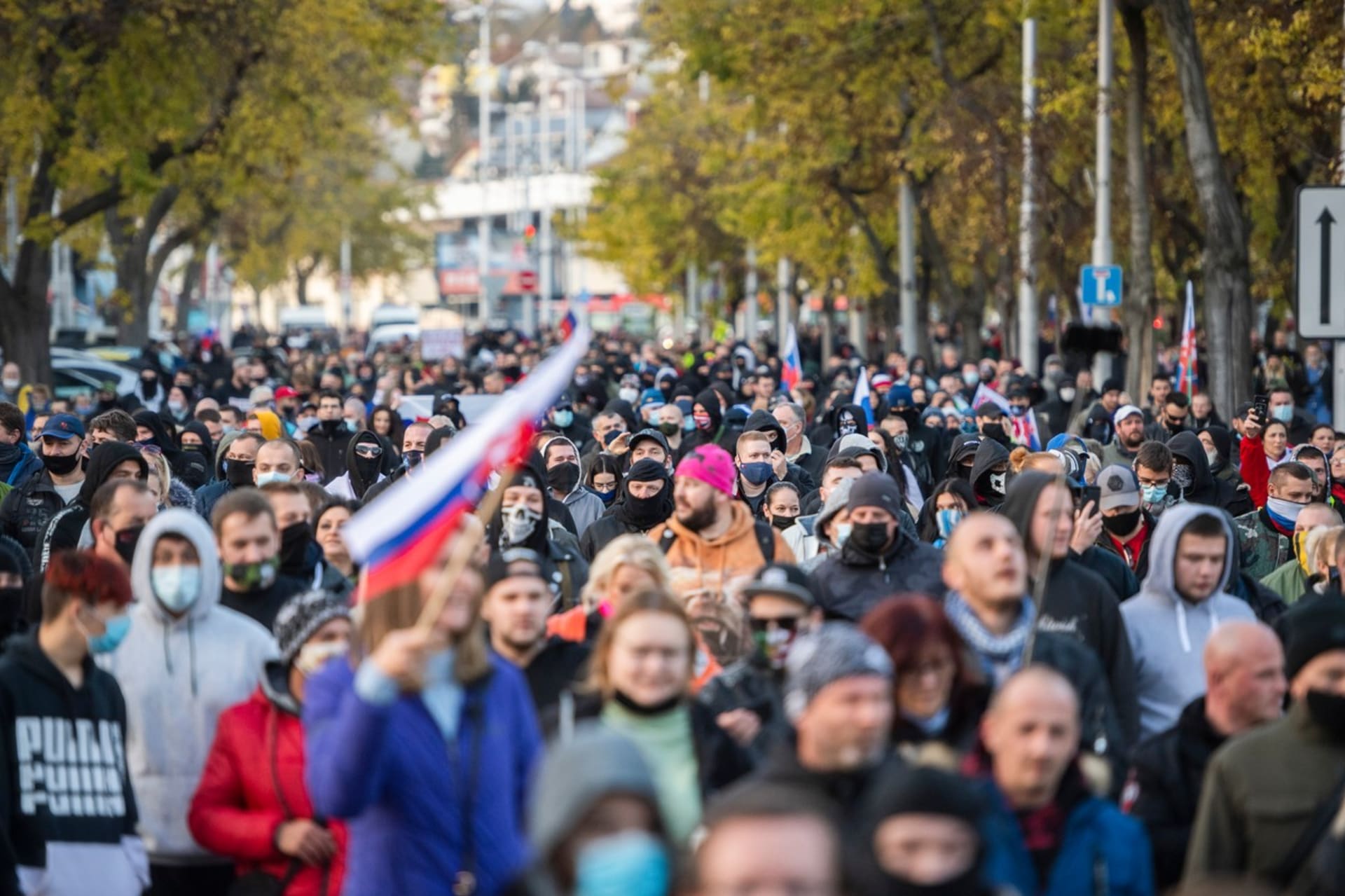 Lidé v Bratislavě 17. listopadu demonstrovali proti vládním nařízením.