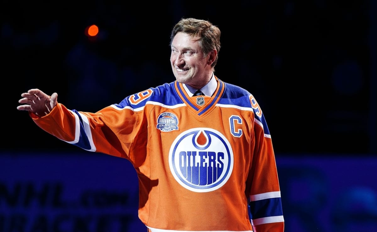 Wayne Gretzky je považován za nejlepšího hokejistu všech dob. Proto může kartička z jeho nováčkovské sezony v NHL v aukci stát více než jeden milion dolarů.