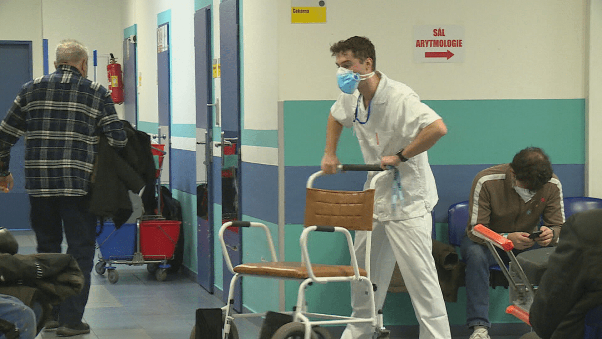 Medikům skončí pracovní povinnost v nemocnicích.