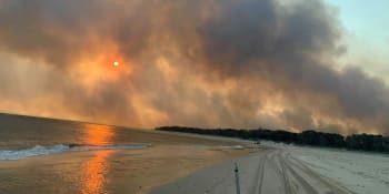 Světové dědictví v ohrožení. Požár spálil půlku ostrova, bojuje s ním stovka hasičů